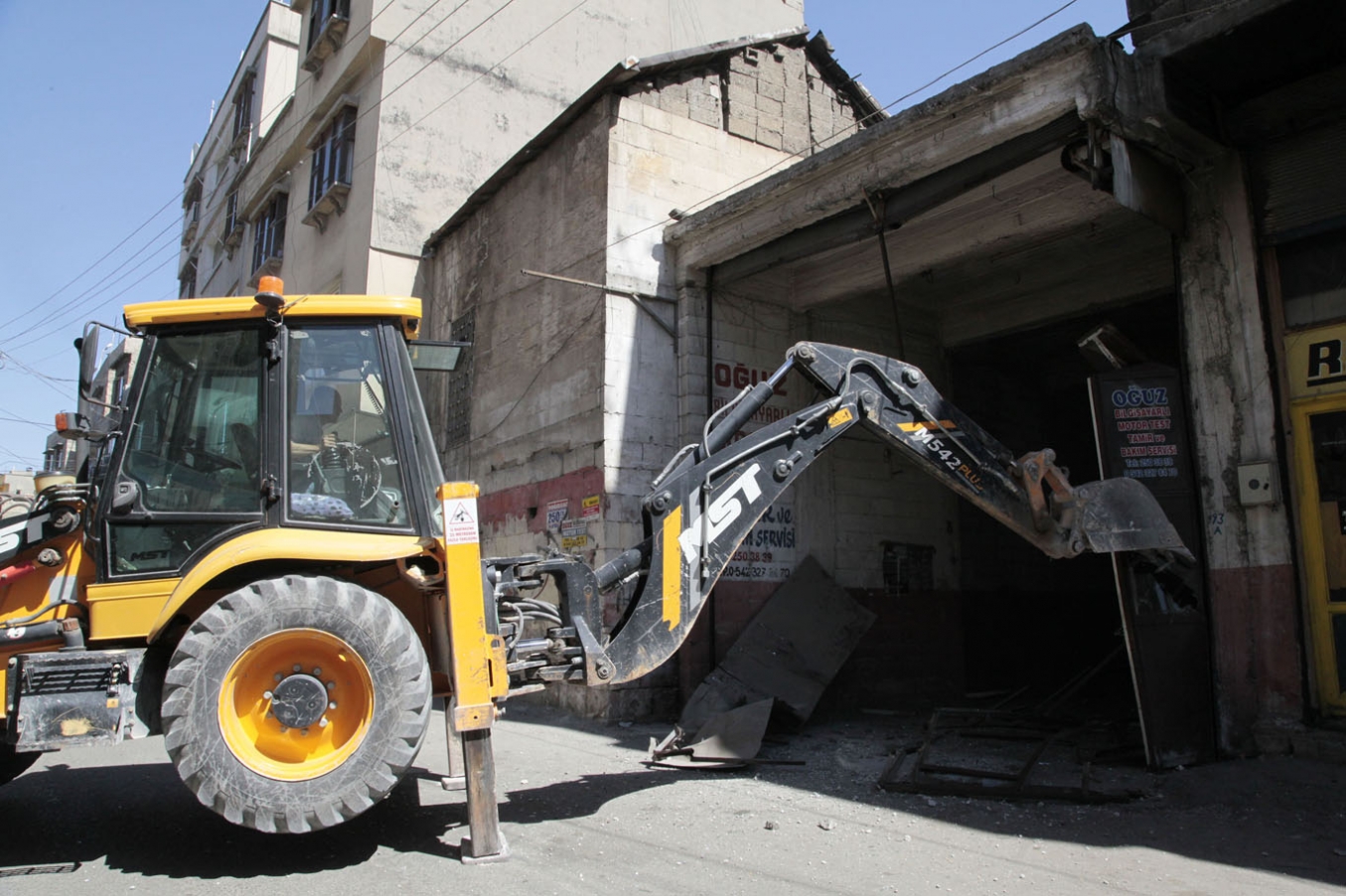Gaziantep’te oto tamircilerinin eski iş yerlerinin yıkımına başlandı